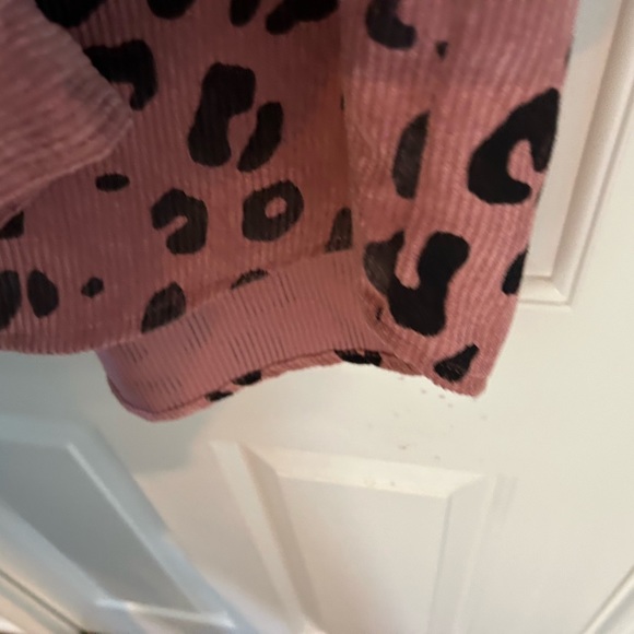 ePretty Chicago brand pink/rose cheetah design thin shacket jacket. Size Med - Picture 6 of 12